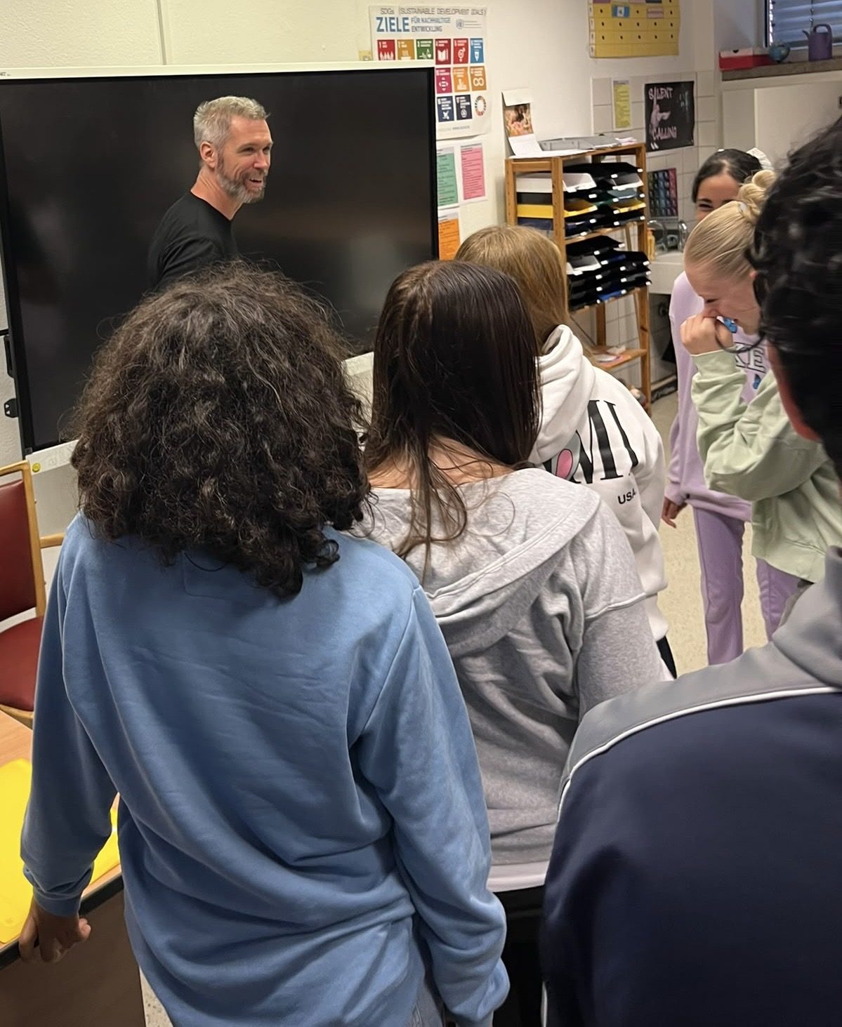 Schülerinnen und Schüler der 8a im Gespräch mit Heiko Wolz