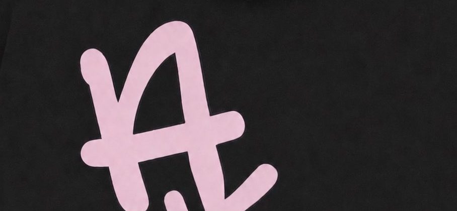 Schwarzer Abschluss-Hoodie mit rosa Schriftzug der Abschlussklassen