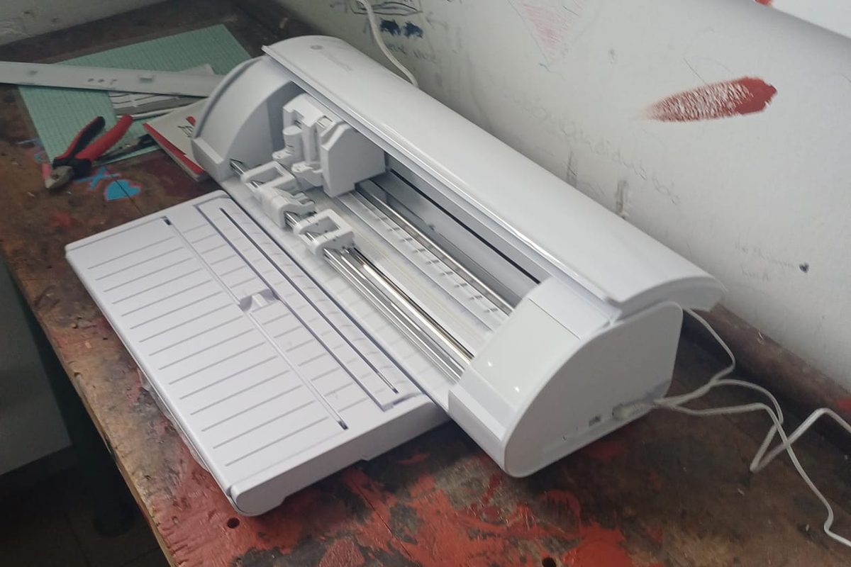 Silhouette-Schneideplotter auf der Werkbank der Schülerfirma